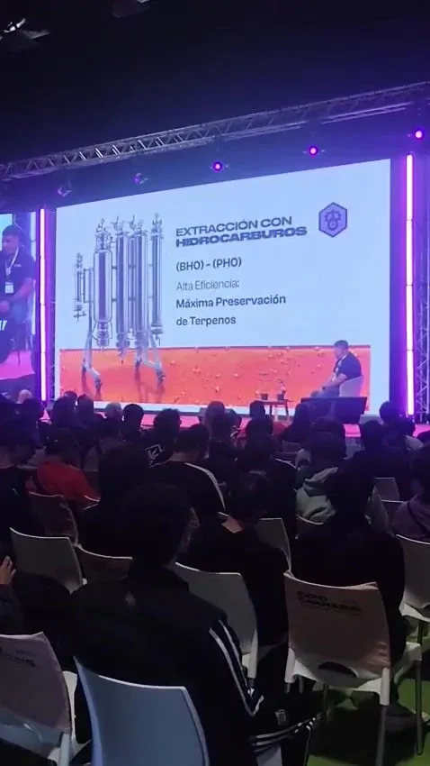 Auditorio de la Expo Cannabis 2026 lleno durante una charla, visto desde las últimas filas