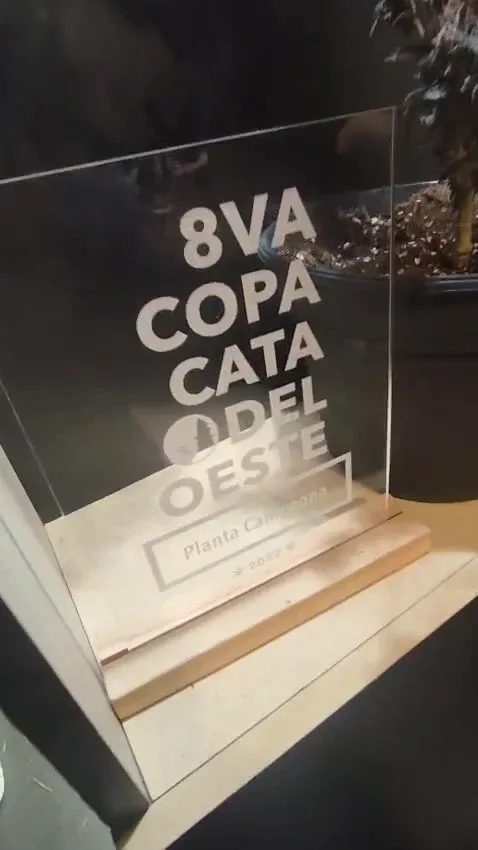 Trofeo de acrílico de la 8ª Copa Cata del Oeste, «Planta campeona», exhibido en un stand de la Expo