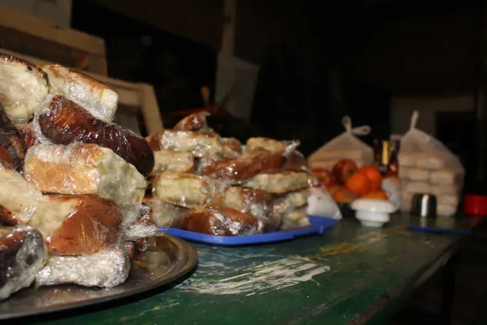 Mesa con budines envueltos en film, frutas y otras comidas para compartir, Copa Cata del Oeste 2015