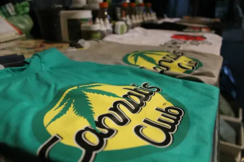 Remeras con un logo cannábico estampado, apiladas en el stand de una marca, Copa Cata del Oeste 2015
