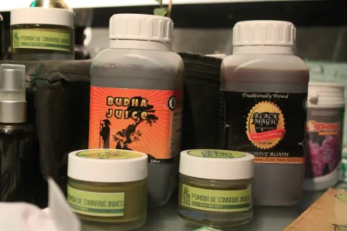 Botellas de fertilizante y potes de pomada de cannabis exhibidos en un stand, Copa Cata del Oeste 2015