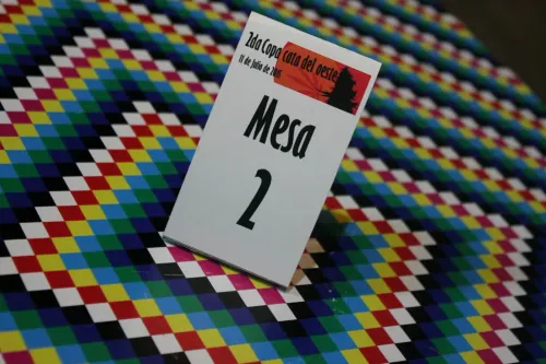 Cartel de mesa número 2 sobre un mantel de cuadros de colores, Copa Cata del Oeste 2015