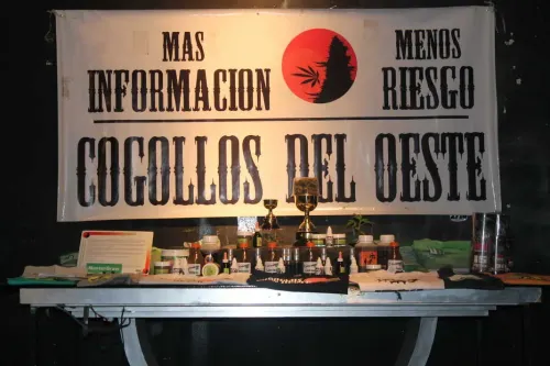Bandera de la asociación sobre una mesa con copas, productos de cultivo y remeras, Copa Cata del Oeste 2015