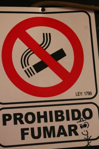 Cartel de prohibido fumar colgado en una pared del lugar, Copa Cata del Oeste 2015