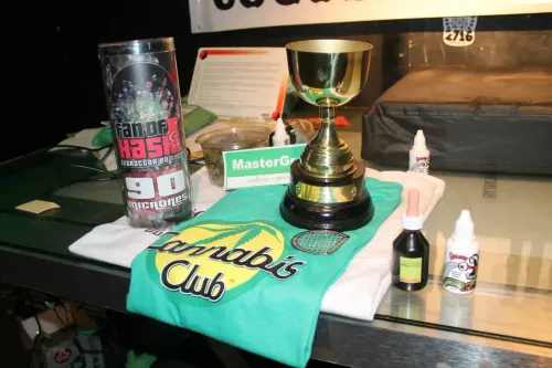 Copa dorada sobre remeras estampadas, entre productos de cultivo y extracción de varias marcas, Copa Cata del Oeste 2015