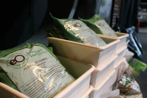 Bolsas de humus de lombriz de una marca de cultivo, apiladas en bandejas, Copa Cata del Oeste 2015