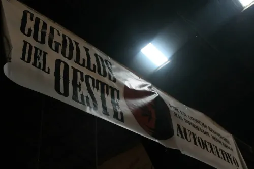 Bandera de la asociación colgada bajo el techo del salón, junto a una claraboya, Copa Cata del Oeste 2015