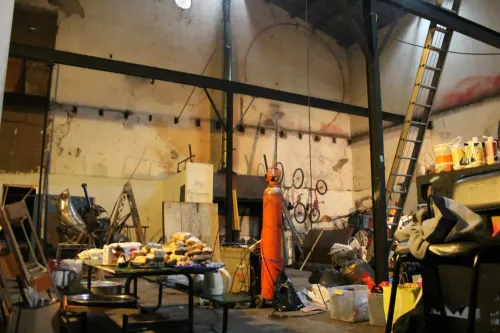 Interior del galpón con una mesa de comida, bicicletas colgadas y una escalera, Copa Cata del Oeste 2015
