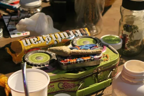 Un porro armado sobre una lata ilustrada, junto a galletitas, vasos y frascos con flores, Copa Cata del Oeste 2015