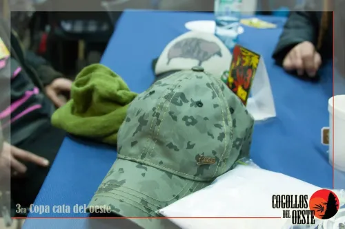 Gorras y un gorro de lana sobre la mesa de cata número 3, Copa Cata del Oeste 2016