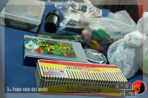 Lata de galletitas, un cenicero, una caja con calcos y bolsas sobre la mesa, Copa Cata del Oeste 2016