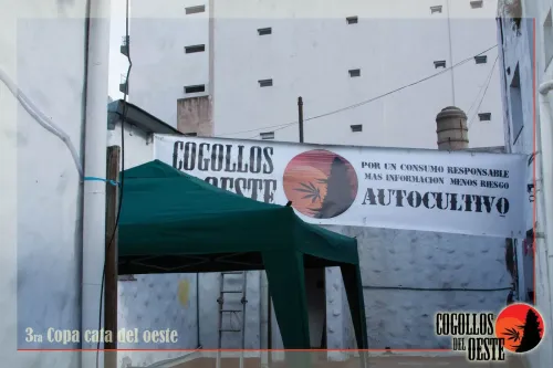 Patio del lugar con la bandera de la asociación sobre un gazebo verde, Copa Cata del Oeste 2016