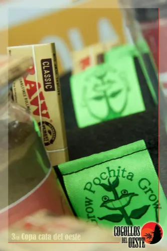 Papelillos y parches bordados de un grow, vistos de cerca entre frascos, Copa Cata del Oeste 2016