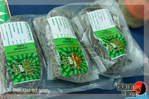 Bolsas de fertilizante orgánico en pellets de una marca de cultivo, Copa Cata del Oeste 2016
