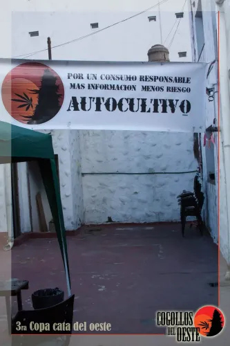 Patio del lugar con la bandera de la asociación, un gazebo y sillas apiladas, Copa Cata del Oeste 2016