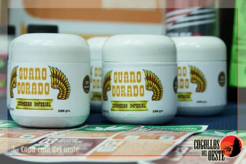 Potes de guano de una marca de fertilizantes, con tarjetas informativas sobre el cannabis, Copa Cata del Oeste 2016