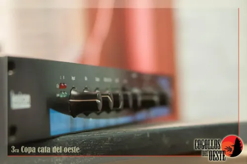 Detalle de las perillas de un equipo de sonido del lugar, Copa Cata del Oeste 2016