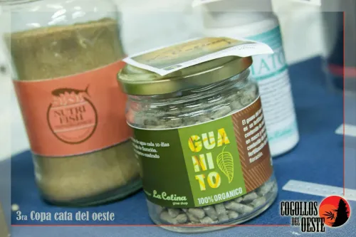 Frascos de abonos orgánicos de un comercio de cultivo, con harina de pescado y guano, Copa Cata del Oeste 2016