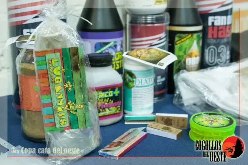 Bolsa de regalo de un comercio de cultivo entre fertilizantes, extractores, papelillos y un picador, Copa Cata del Oeste 2016