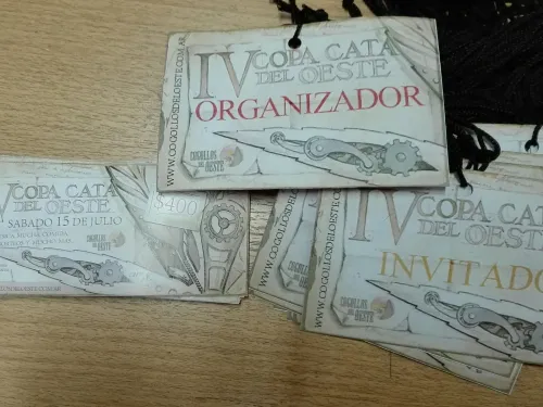 Credenciales de organizador e invitado y entradas impresas de la Copa sobre una mesa, Copa Cata del Oeste 2017