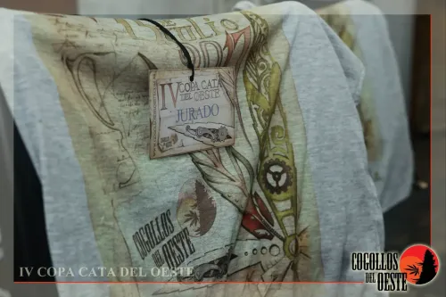 Remera de la Copa con una tarjeta de jurado colgada, Copa Cata del Oeste 2017