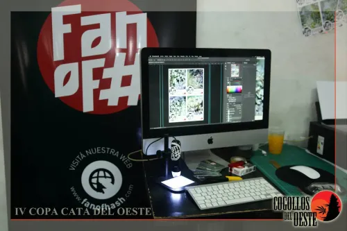 Microscopio digital y computadora para fotografiar las muestras, ante el banner de una marca, Copa Cata del Oeste 2017