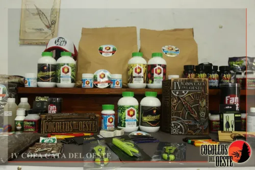 Mesa de premios con la caja tallada de la Copa, fertilizantes, tijeras y papelillos, Copa Cata del Oeste 2017