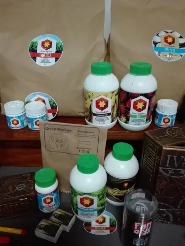 Bolsas de sustrato y fertilizantes de una marca entre las cajas talladas de los premios, Copa Cata del Oeste 2017