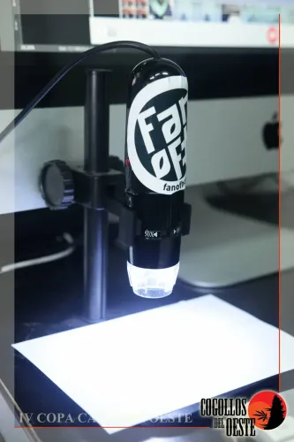 Microscopio digital con el logo de una marca, usado para fotografiar las muestras, Copa Cata del Oeste 2017
