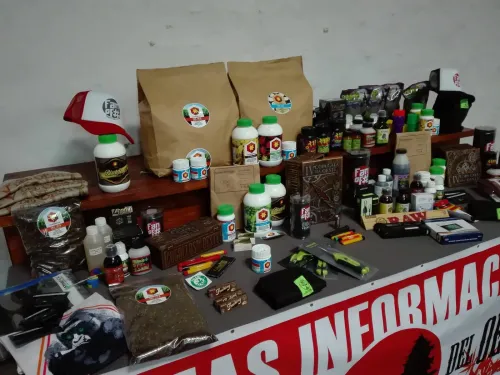 Mesa de premios con productos de cultivo, papelillos, gorras y cajas talladas, Copa Cata del Oeste 2017