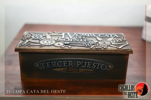 Caja de madera tallada con engranajes, premio al tercer puesto, Copa Cata del Oeste 2017