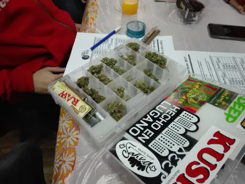 Caja con flores en compartimentos, papelillos con armador, fichas de cata y calcos de marcas, Copa Cata del Oeste 2017