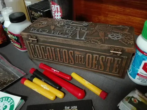Caja tallada de la asociación y tubos de colores entre productos de cultivo, Copa Cata del Oeste 2017