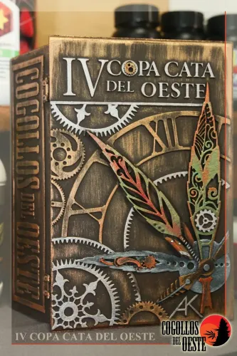 Frente de la caja tallada de la Copa con engranajes y una hoja en relieve, Copa Cata del Oeste 2017