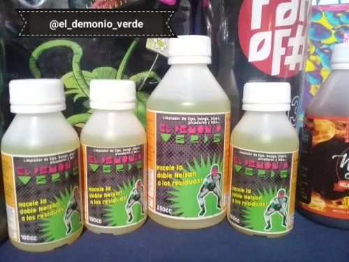 Botellas de limpiador para pipas y picadores de una de las marcas que acompañaron, Copa Cata del Oeste 2019