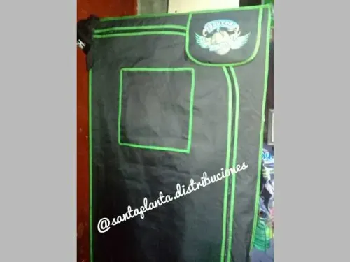 Carpa de cultivo negra con ribetes verdes y el logo de una marca, Copa Cata del Oeste 2019