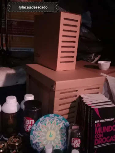 Cajas de secado, un mandala y libros en el stand de una marca, Copa Cata del Oeste 2019