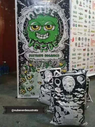 Banner ilustrado y bolsas de sustrato de una marca frente a la pared de sponsors, Copa Cata del Oeste 2019