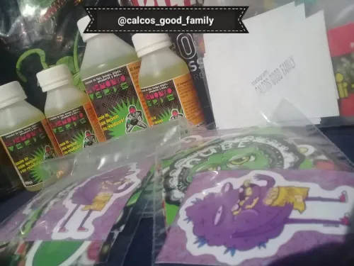 Calcos ilustrados de una marca y botellas de limpiador para pipas, Copa Cata del Oeste 2019