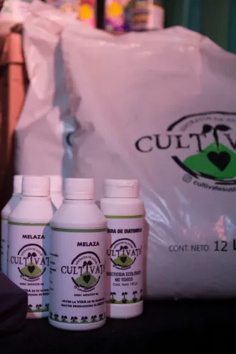 Botellas de melaza y diatomeas ante una bolsa de sustrato de la misma marca, Copa Cata del Oeste 2019