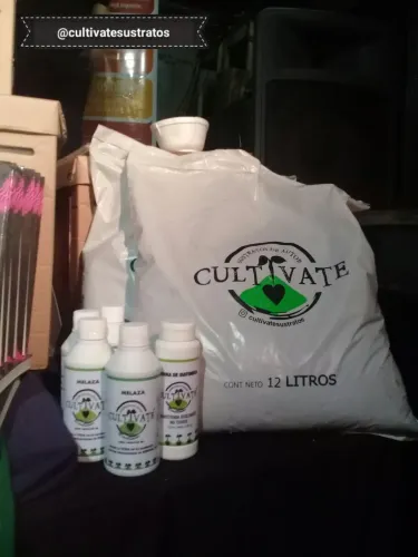 Bolsa de sustrato y botellas de melaza y tierra de diatomeas de una marca, Copa Cata del Oeste 2019