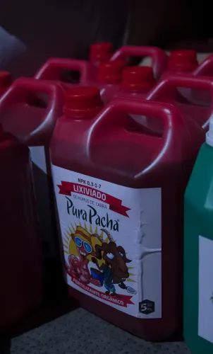 Bidones rojos de lixiviado de humus con la etiqueta ilustrada de una marca de fertilizante, Copa Cata del Oeste 2019