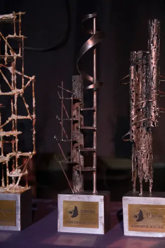 Trofeos de metal de la campeona y del primer puesto interior, con sus placas grabadas, Copa Cata del Oeste 2019