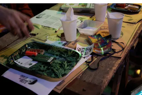 Bandeja con papelillos y encendedor, una credencial y vasos sobre la mesa de cata, Copa Cata del Oeste 2019