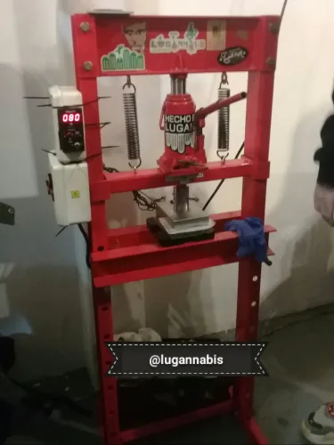 Prensa hidráulica roja para extracción de resina, con calcos de un comercio de cultivo, Copa Cata del Oeste 2019