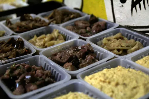 Filas de bandejas descartables con comidas frías, vistas de cerca sobre una mesa, Copa Cata del Oeste 2019