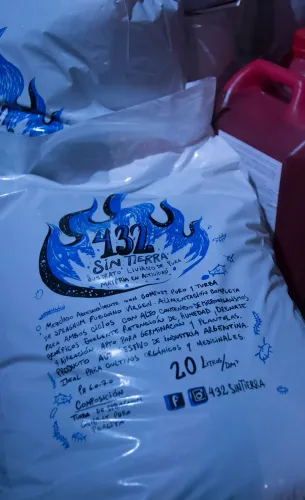 Bolsa blanca de sustrato liviano con el logo de una marca dibujado en azul, Copa Cata del Oeste 2019