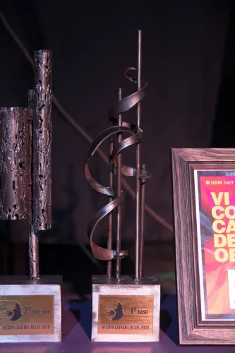 Trofeos del segundo interior y del primero en hash junto a un diploma enmarcado, Copa Cata del Oeste 2019