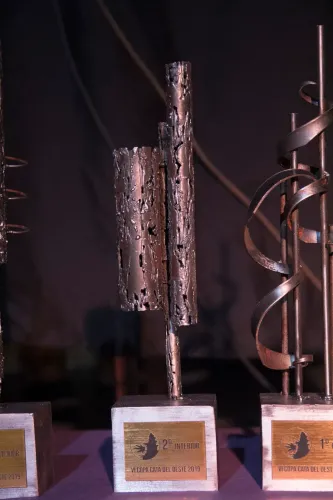 Trofeos de metal del segundo interior y del primero en hash, con sus placas grabadas, Copa Cata del Oeste 2019