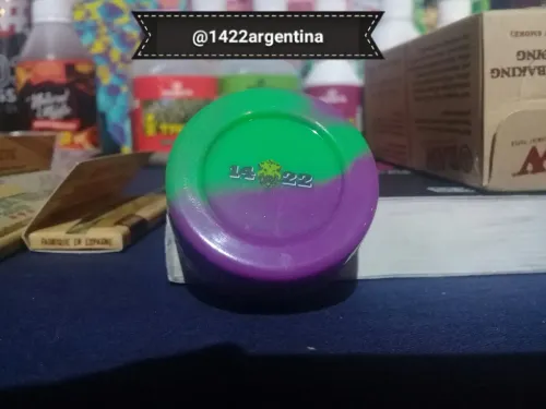 Frasco de silicona con el logo de una marca, entre papelillos y fertilizantes, Copa Cata del Oeste 2019